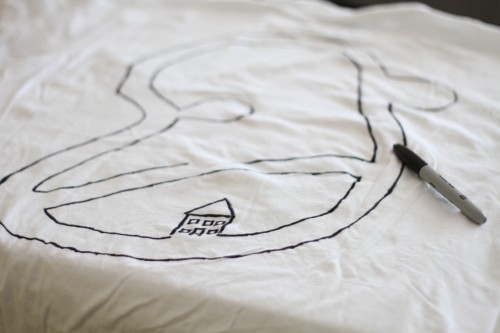 draw a car track on the shirt