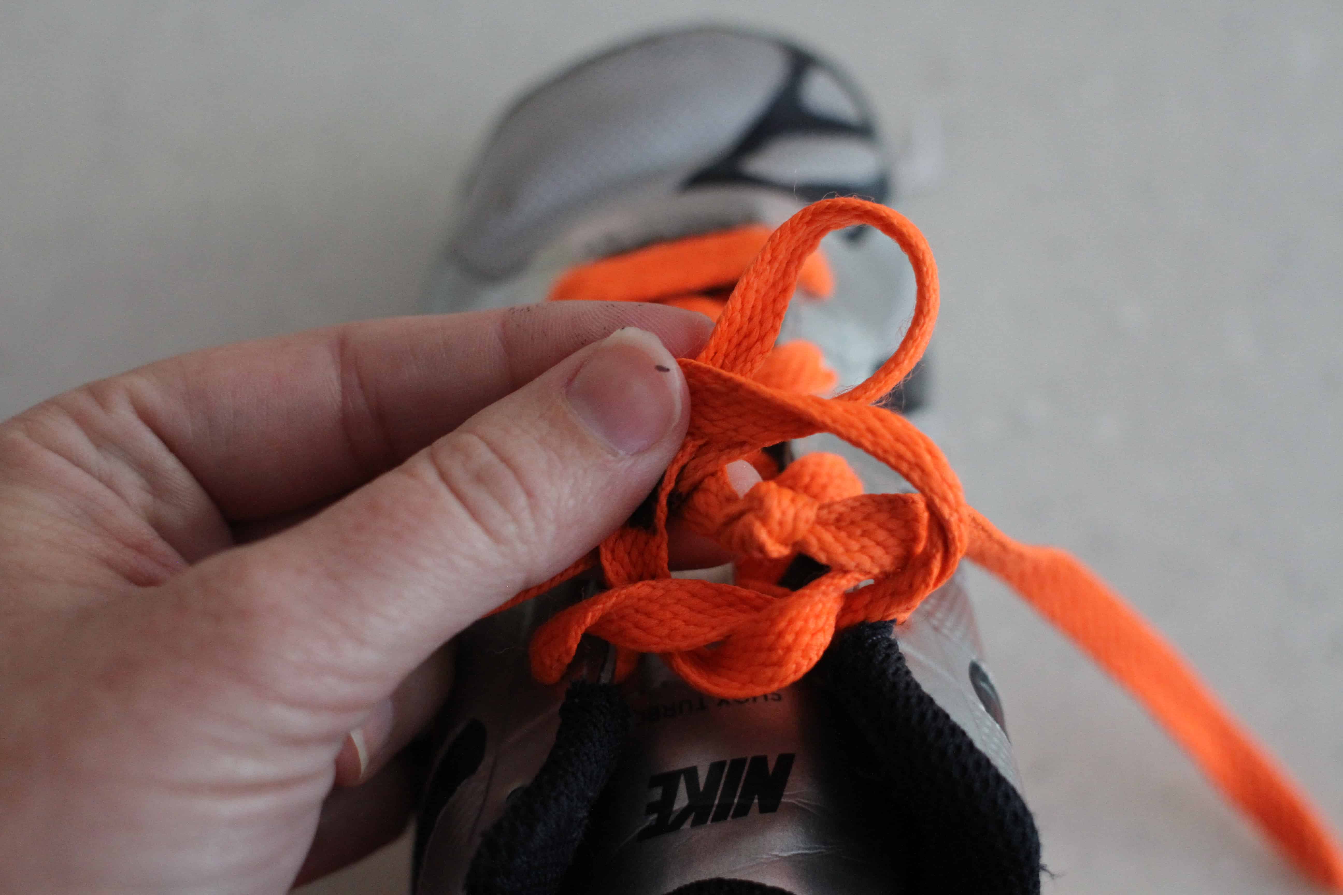 step by step how to tie a shoe